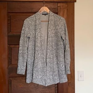 Open flowy blazer with speckled patterning